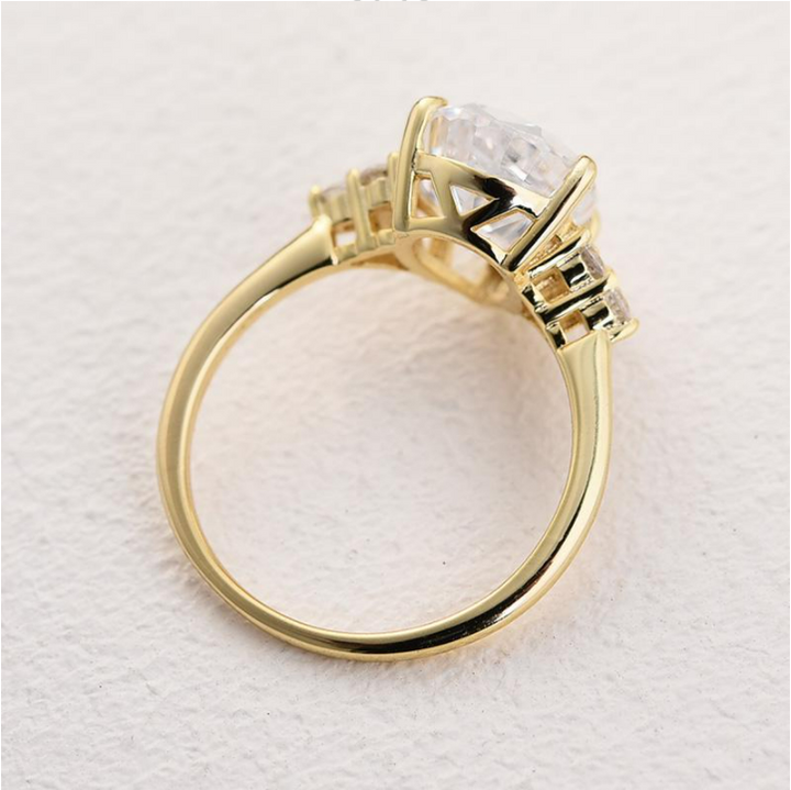 Clarissa – Anello di diamanti con taglio a goccia in oro.