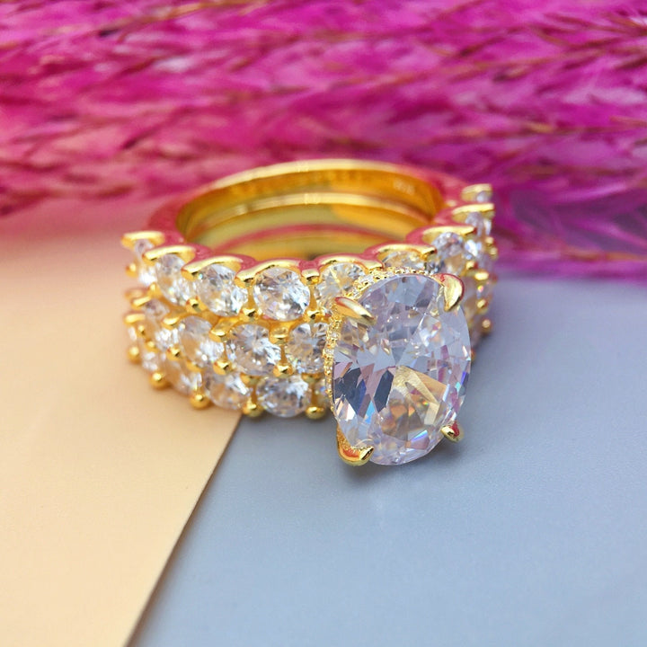 Greta – Anello in argento con diamanti e ornamento.