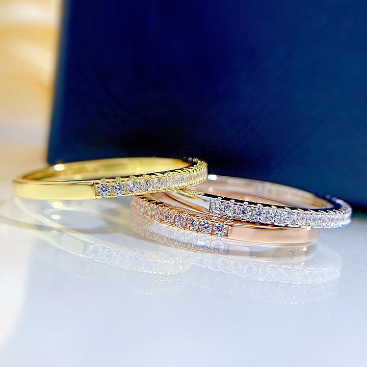 Alena – Anello eternity stretto con pietre scintillanti.