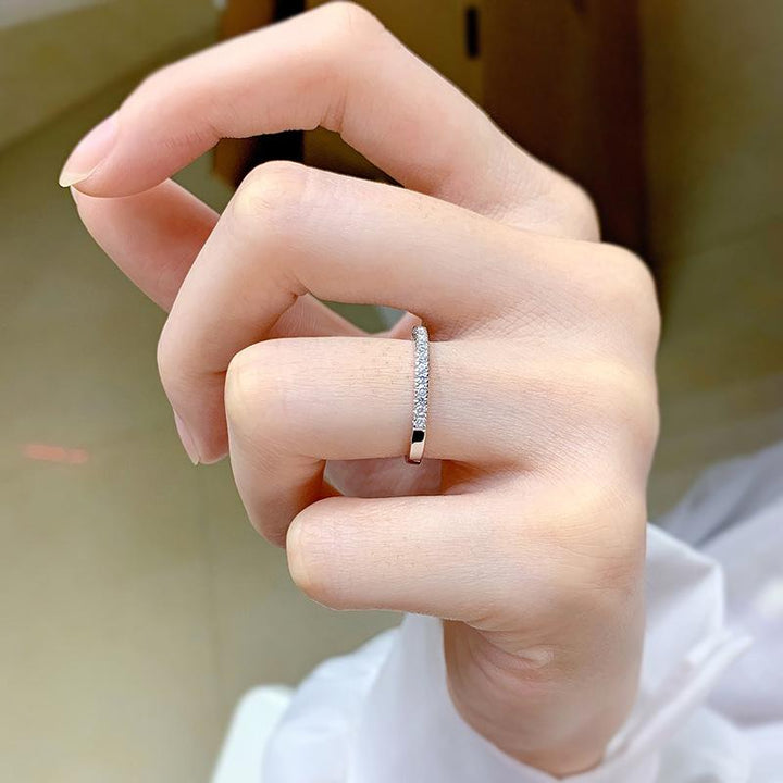 Alena – Anello eternity stretto con pietre scintillanti.