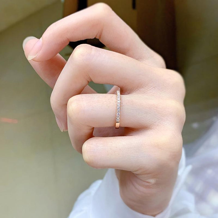 Alena – Anello eternity stretto con pietre scintillanti.