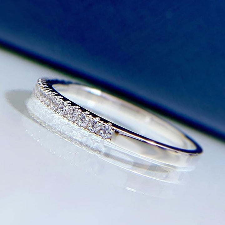 Alena – Anello eternity stretto con pietre scintillanti.