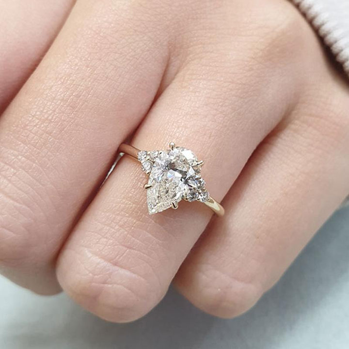 Clarissa – Anello di diamanti con taglio a goccia in oro.