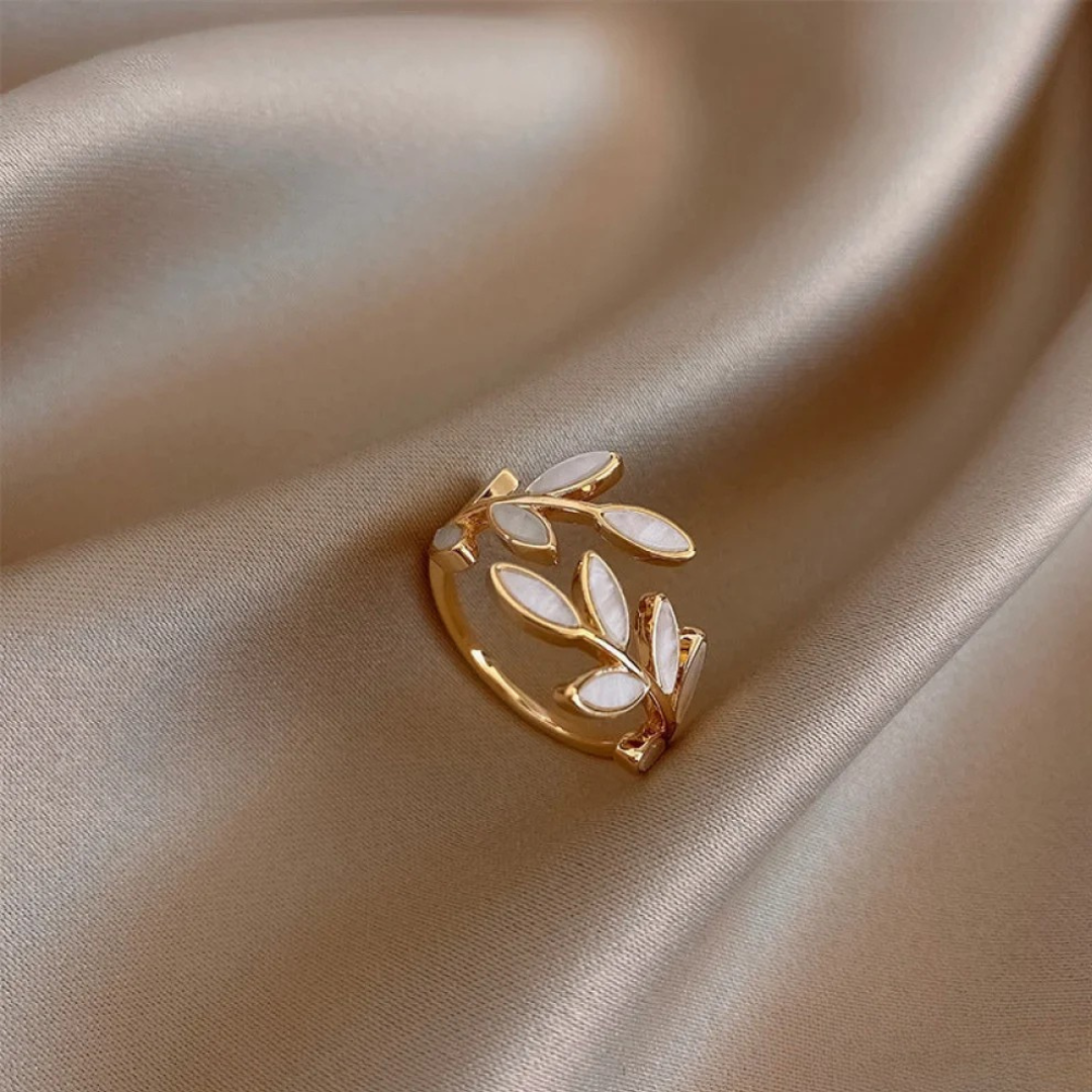 Anello regolabile con opale bianco e oro