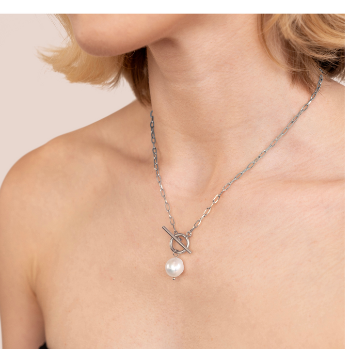 Eveline – Collana dorata con pendente decorato con perle