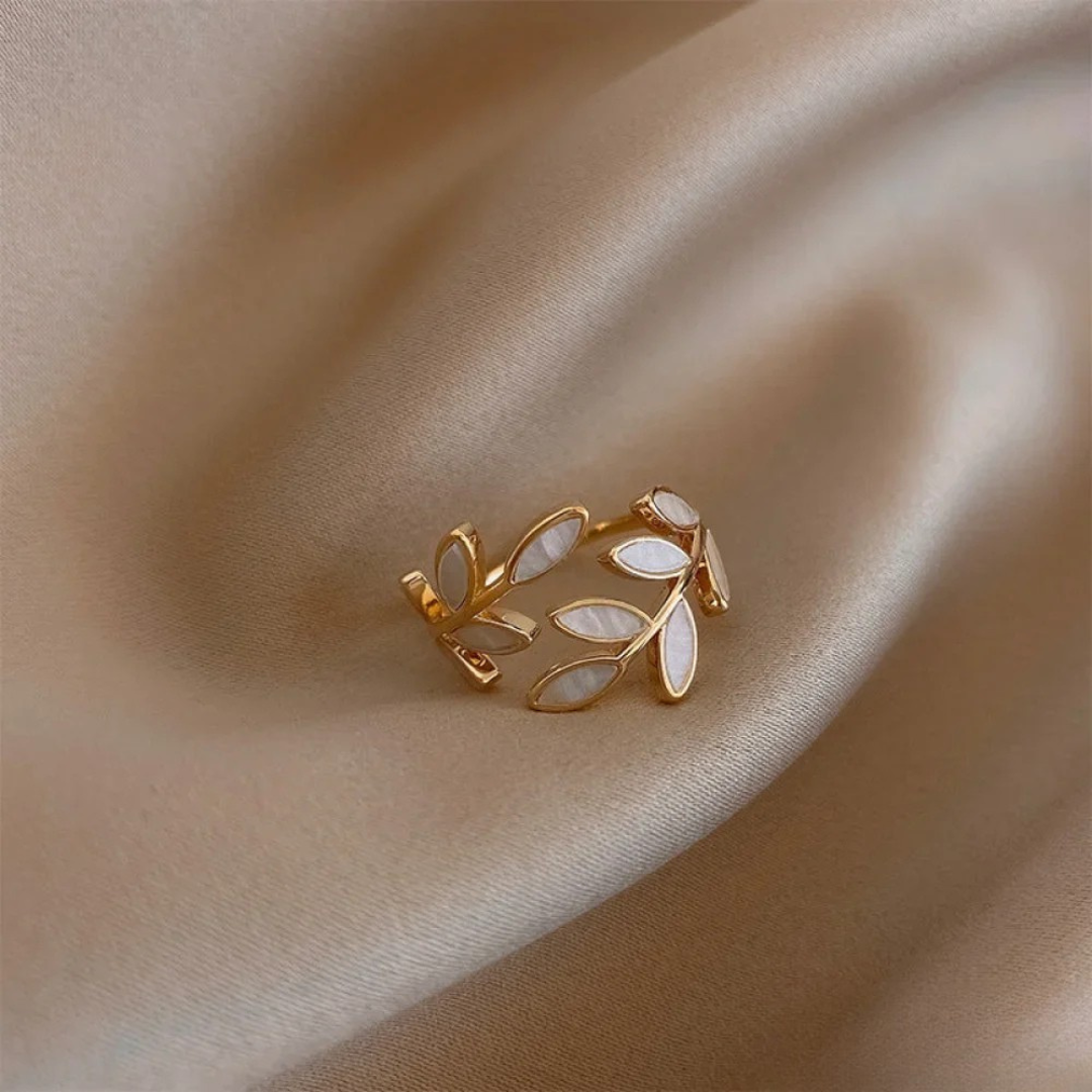 Anello regolabile con opale bianco e oro