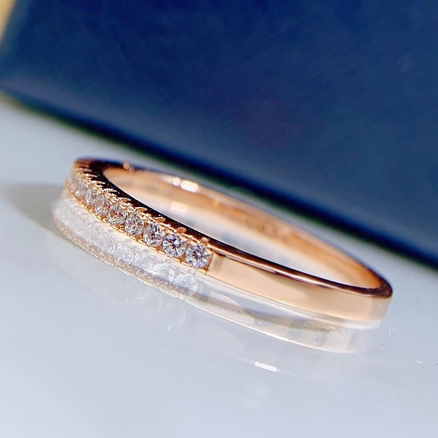 Alena – Anello eternity stretto con pietre scintillanti.
