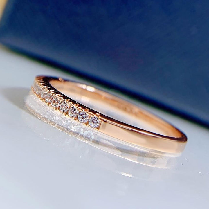 Alena – Anello eternity stretto con pietre scintillanti.