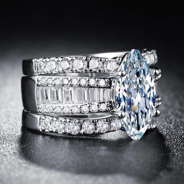Veronika – Anello con diamanti e dettagli in oro.