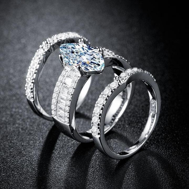 Veronika – Anello con diamanti e dettagli in oro.