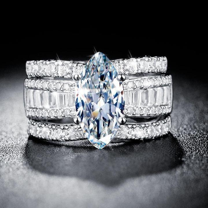 Veronika – Anello con diamanti e dettagli in oro.