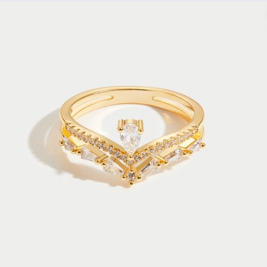 Amira – Anello dorato con delicata lucentezza e cristallo