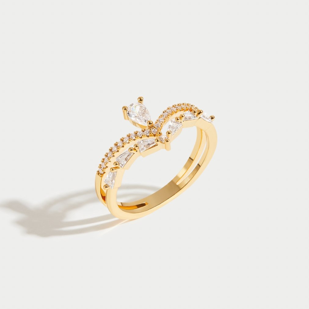 Amira – Anello dorato con delicata lucentezza e cristallo