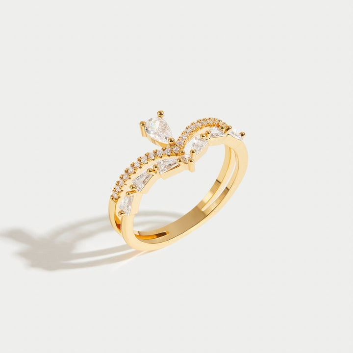 Amira – Anello dorato con delicata lucentezza e cristallo