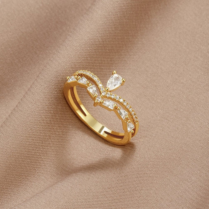 Amira – Anello dorato con delicata lucentezza e cristallo