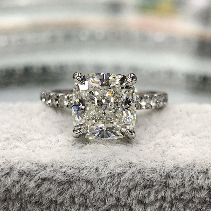 Iris – Anello di diamanti con pietra ovale.