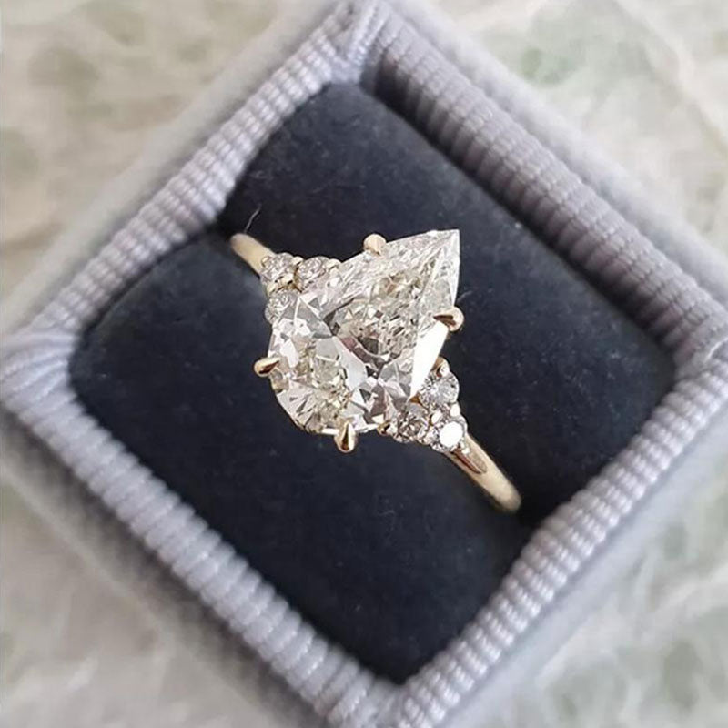 Clarissa – Anello di diamanti con taglio a goccia in oro.