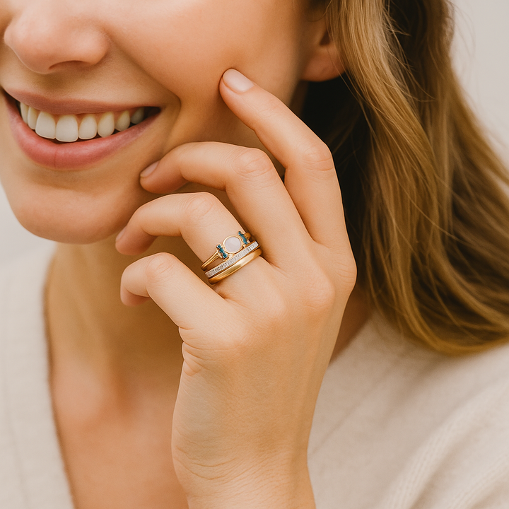 Tereza – Un delicato anello in oro con un opale scintillante e contorni trasparenti.