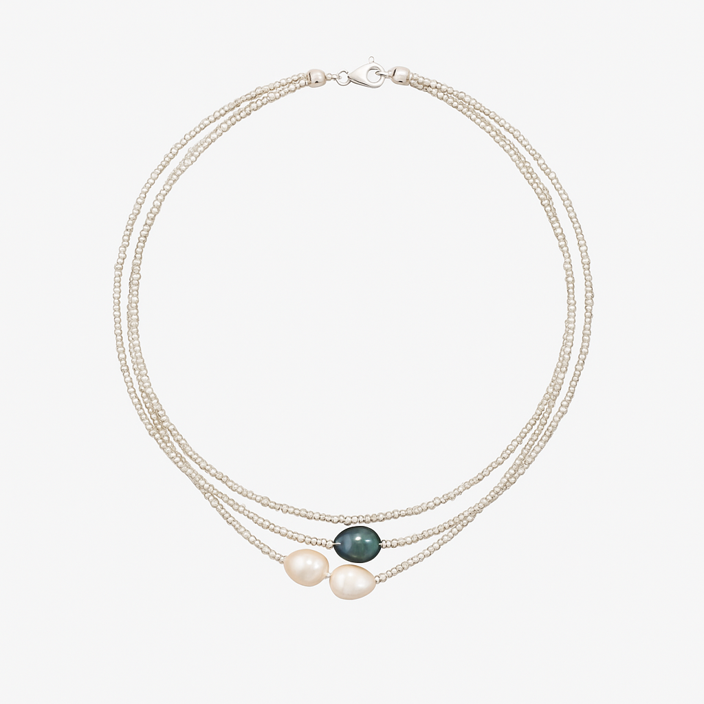 Helene – Una collana fine multiriga di perle con tonalità naturali armoniose