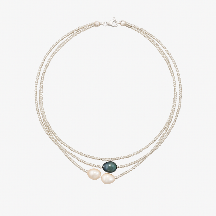 Helene – Una collana fine multiriga di perle con tonalità naturali armoniose