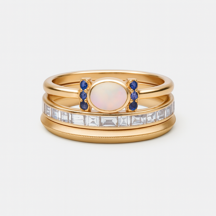 Tereza – Un delicato anello in oro con un opale scintillante e contorni trasparenti.
