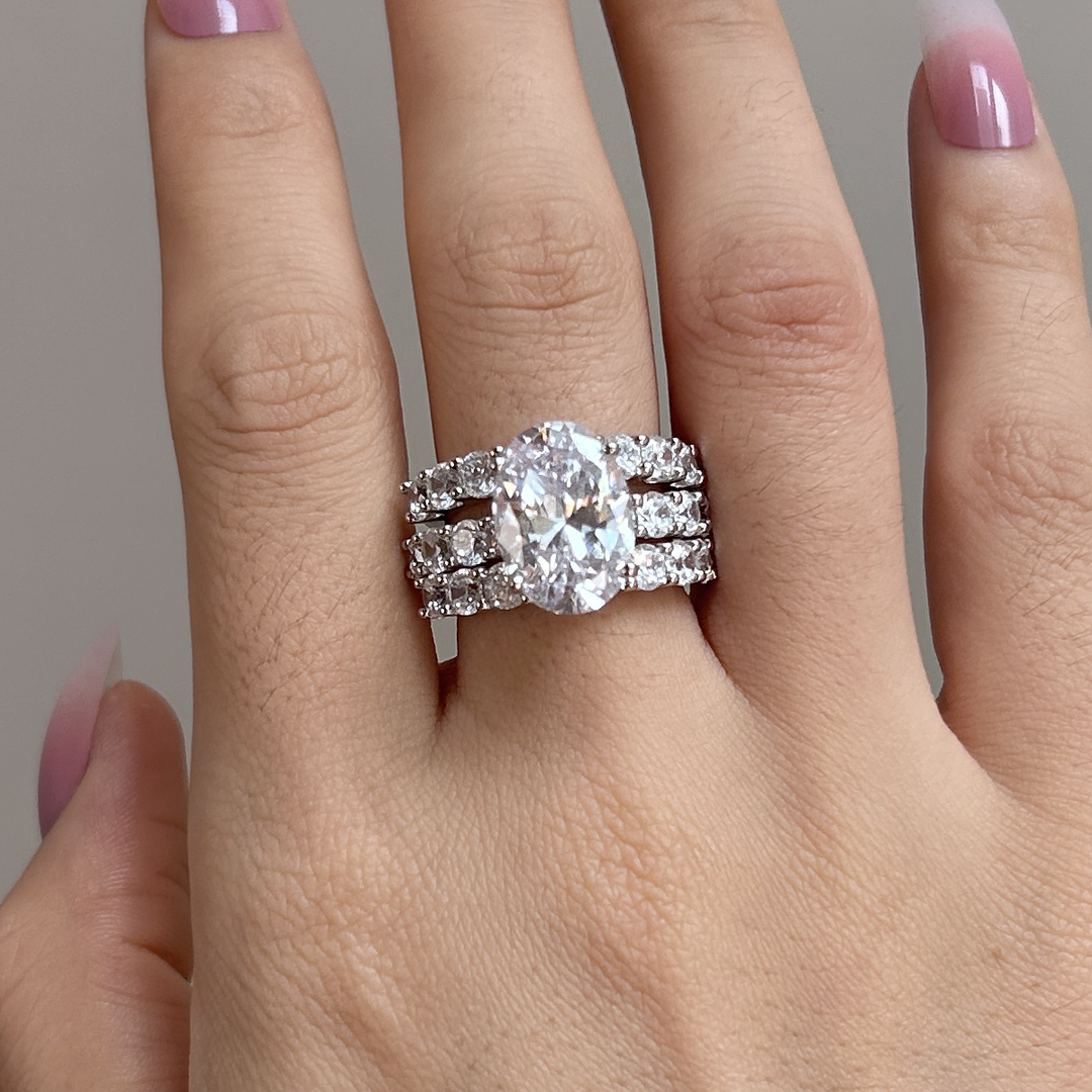 Greta – Anello in argento con diamanti e ornamento.