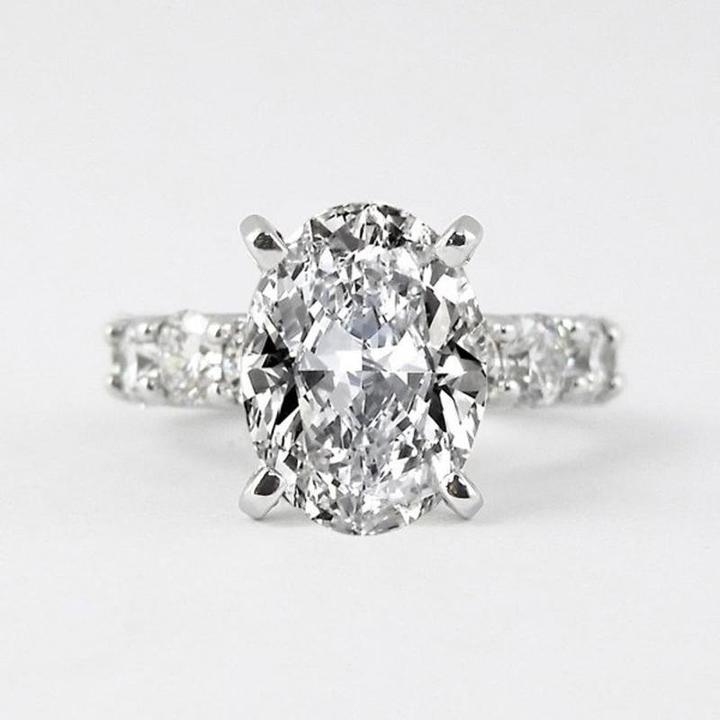 Greta – Anello in argento con diamanti e ornamento.