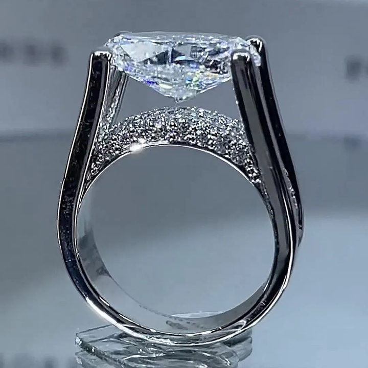 Victoria – Anello lucido con dettagli laterali.