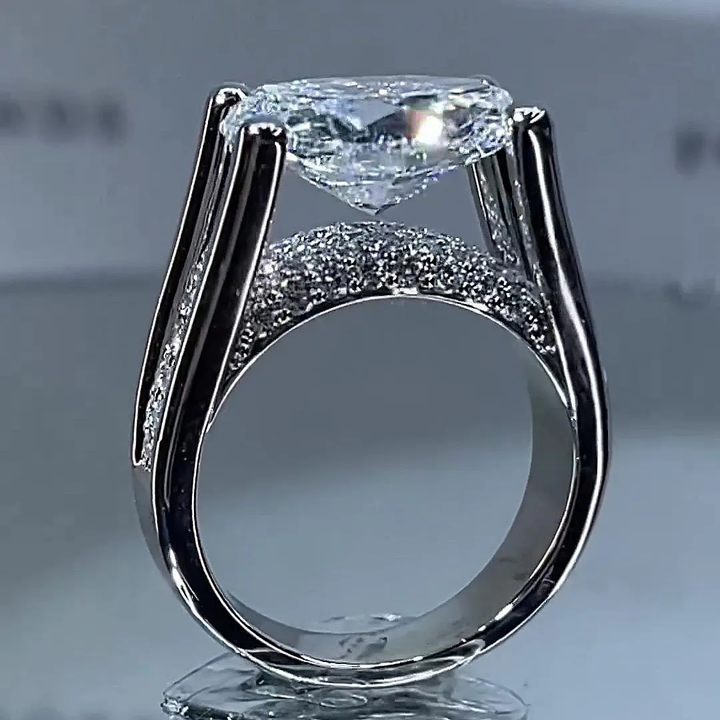 Victoria – Anello lucido con dettagli laterali.