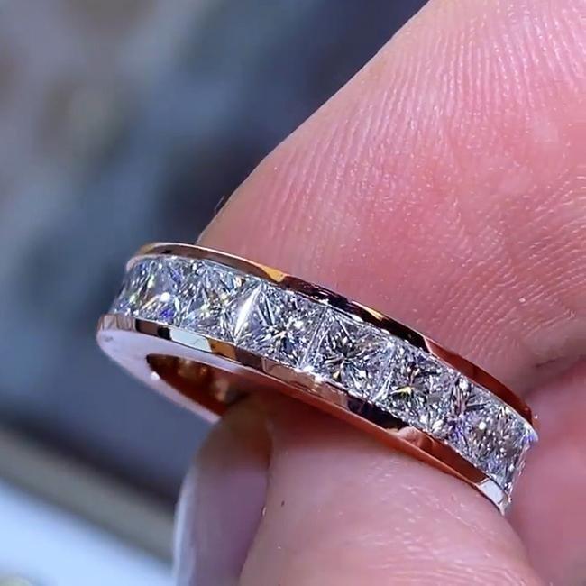 Maren – Anello in argento con diamanti e fascia stretta.