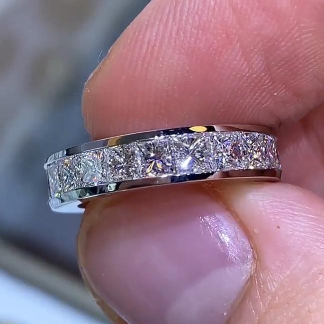 Maren – Anello in argento con diamanti e fascia stretta.