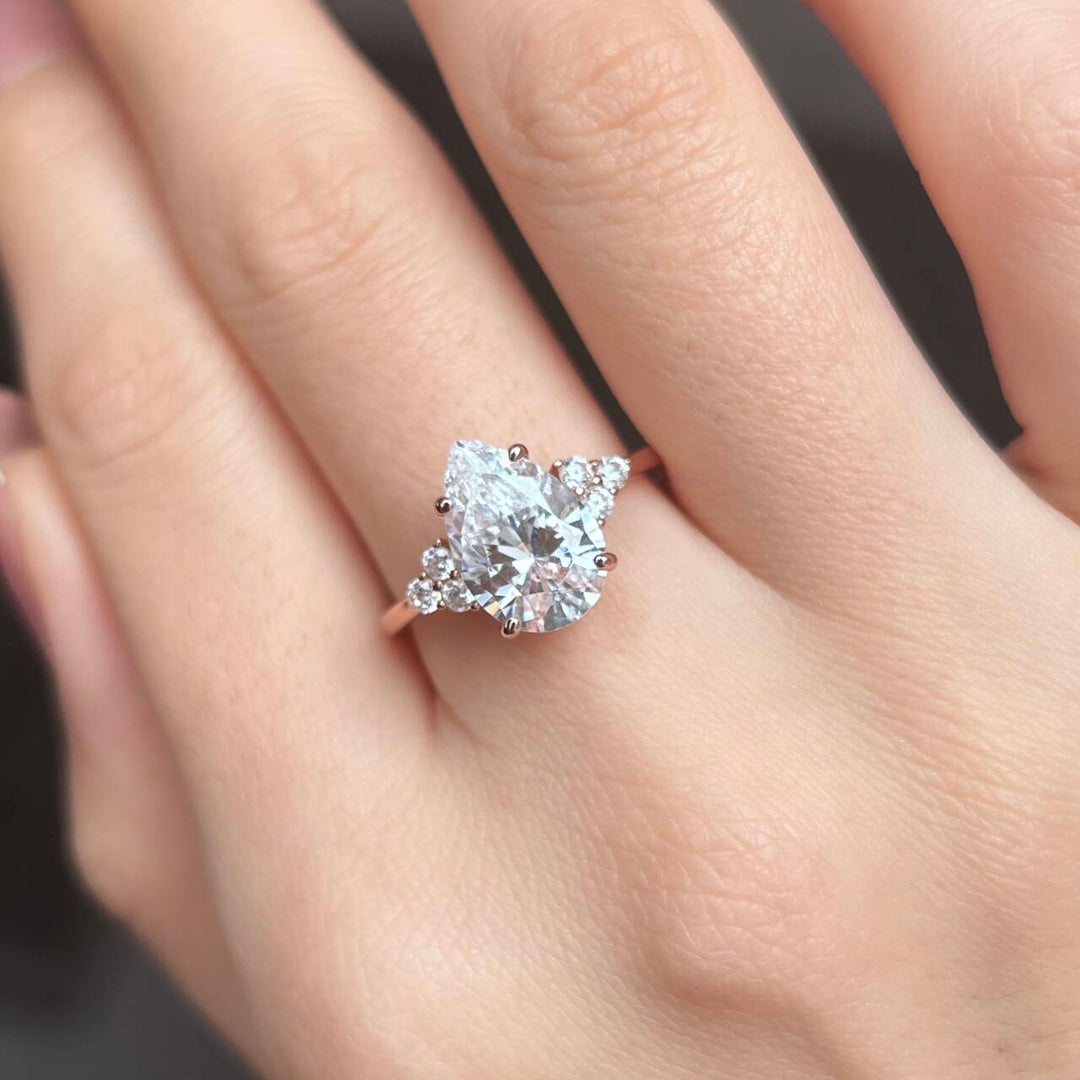 Clarissa – Anello di diamanti con taglio a goccia in oro.