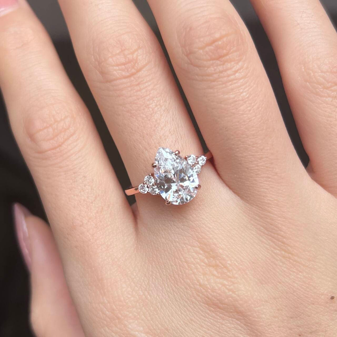 Clarissa – Anello di diamanti con taglio a goccia in oro.