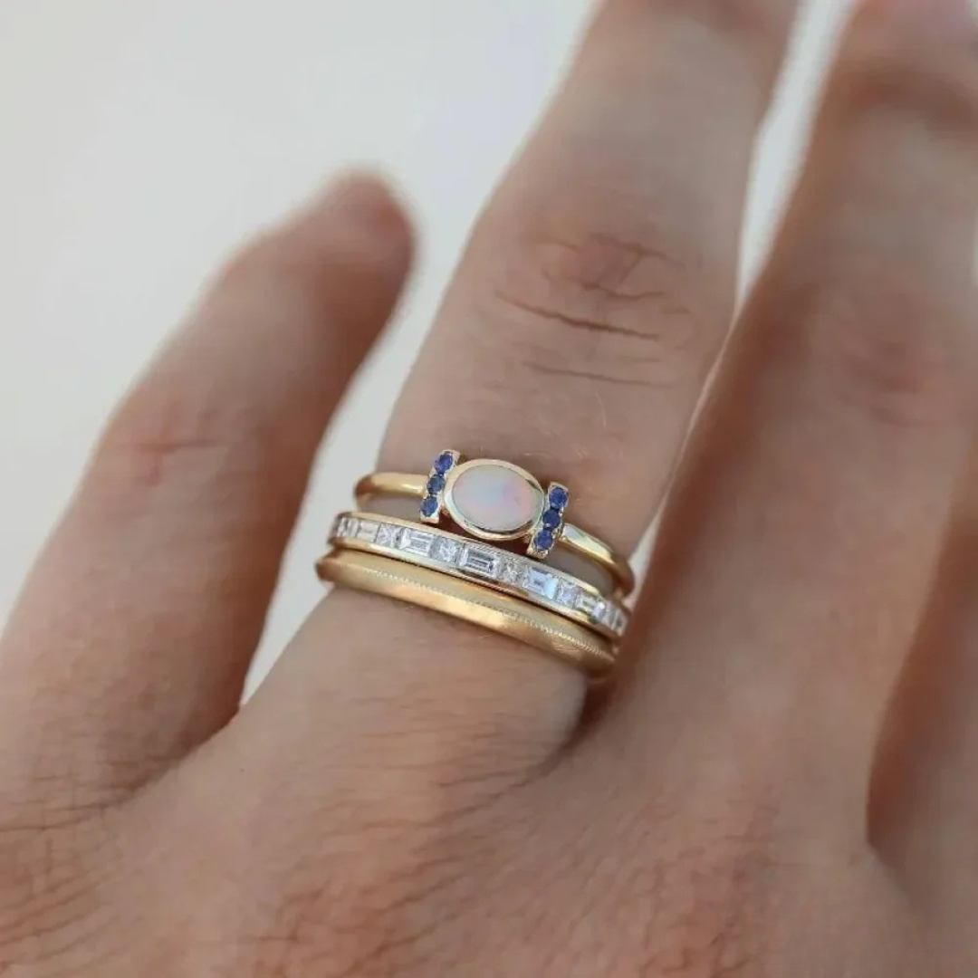 Theresa – Un anello fine in oro con opale scintillante e contorni chiari