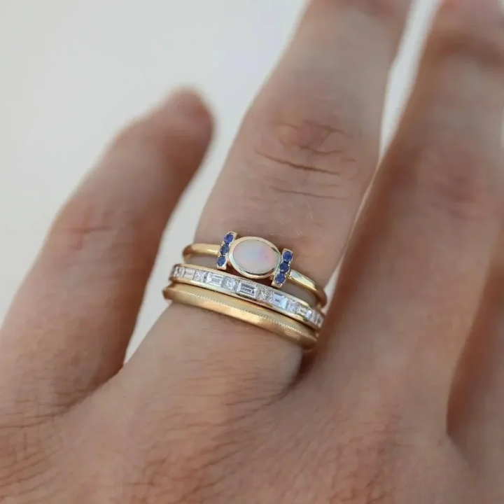 Theresa – Un anello fine in oro con opale scintillante e contorni chiari