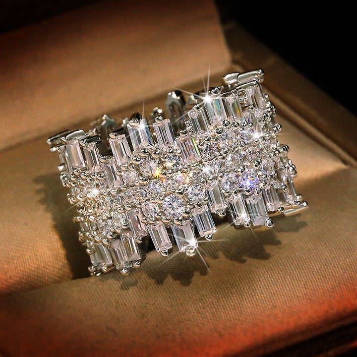 Selina – Anello di diamanti con pietra quadrata.