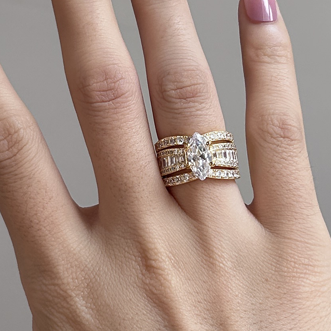Veronika – Anello con diamanti e dettagli in oro.