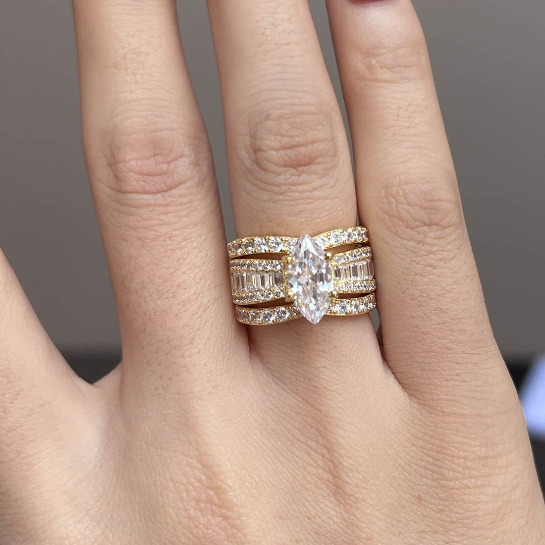 Veronika – Anello con diamanti e dettagli in oro.