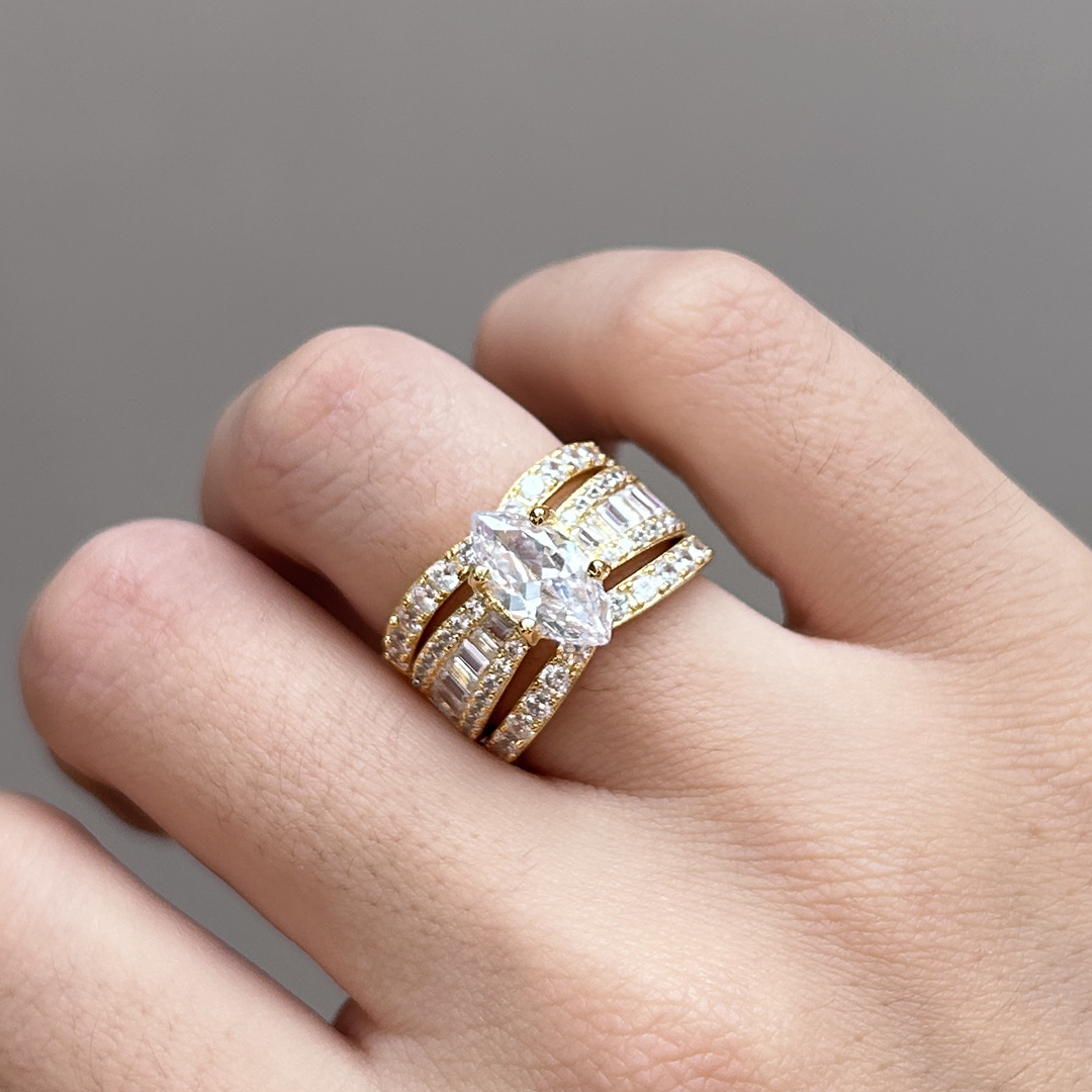 Veronika – Anello con diamanti e dettagli in oro.