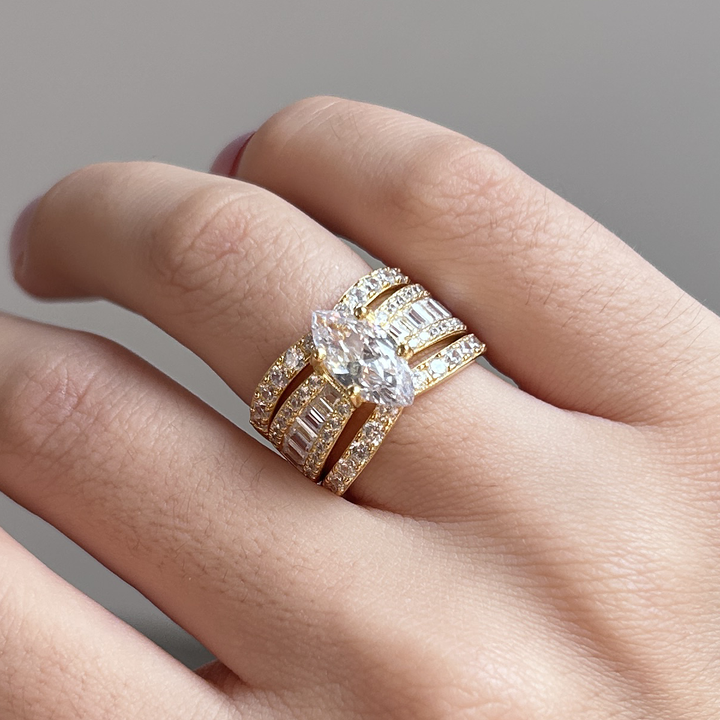 Veronika – Anello con diamanti e dettagli in oro.