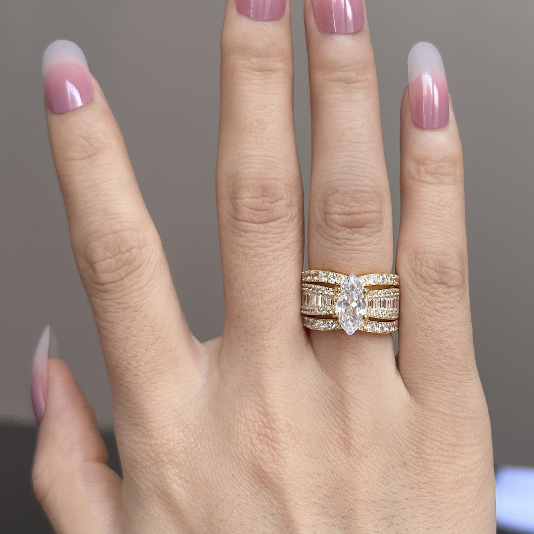 Veronika – Anello con diamanti e dettagli in oro.