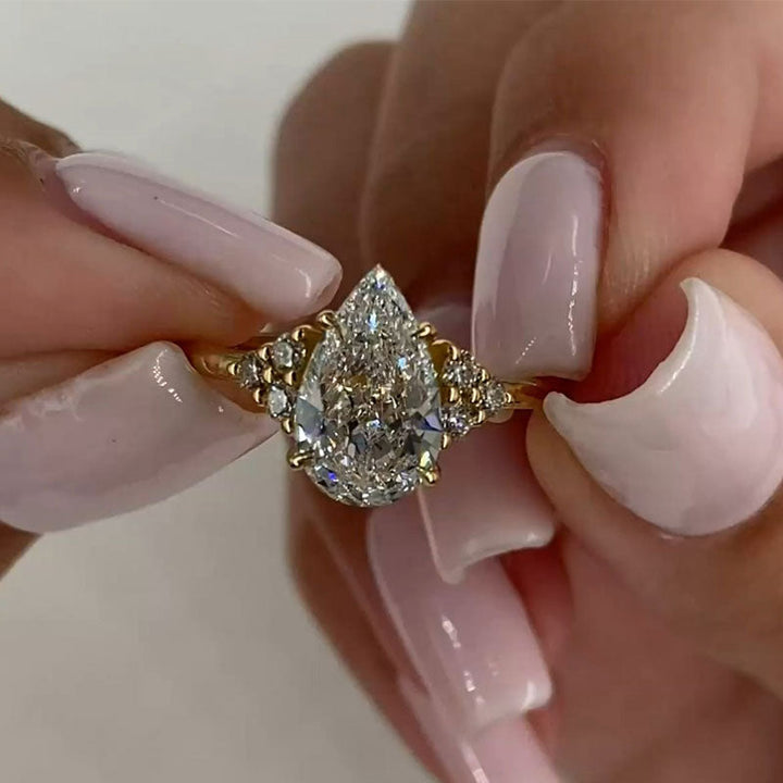 Clarissa – Anello di diamanti con taglio a goccia in oro.