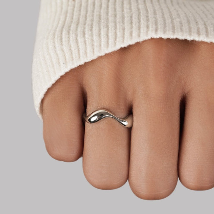 Tereza – Anello in argento con delicata curvatura