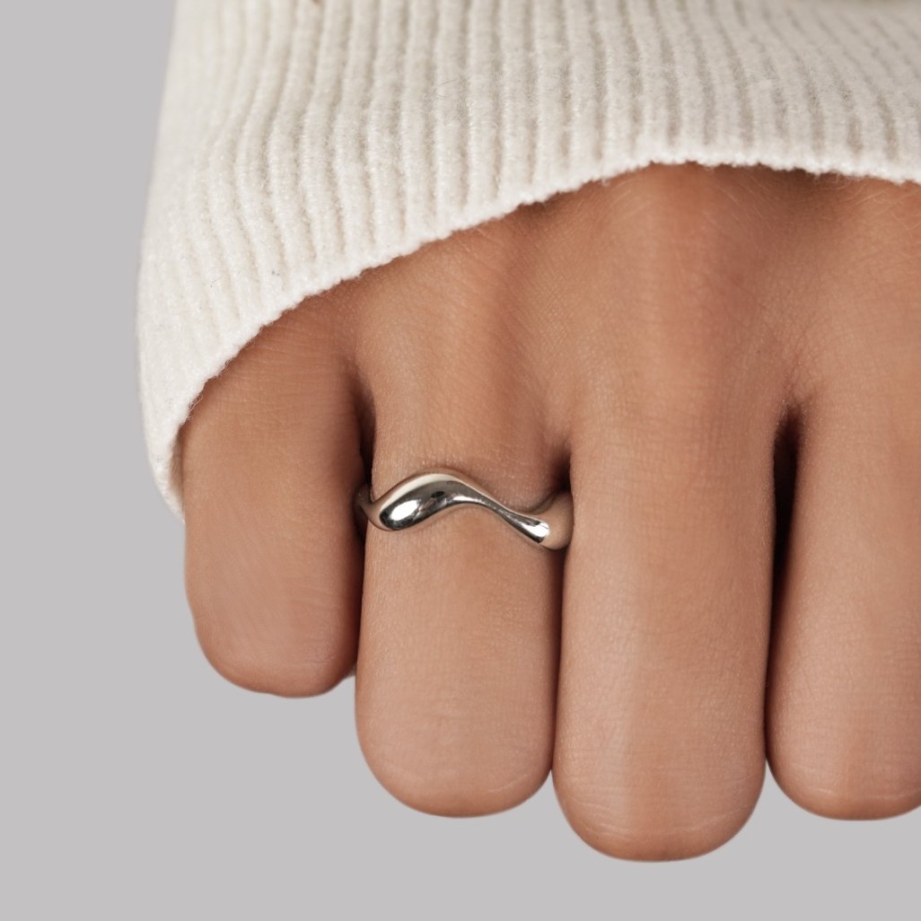 Tabea – Anello in argento con delicata curvatura