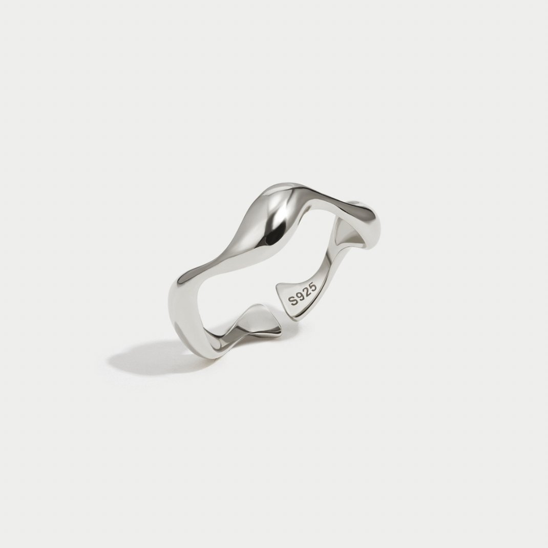 Tabea – Anello in argento con delicata curvatura