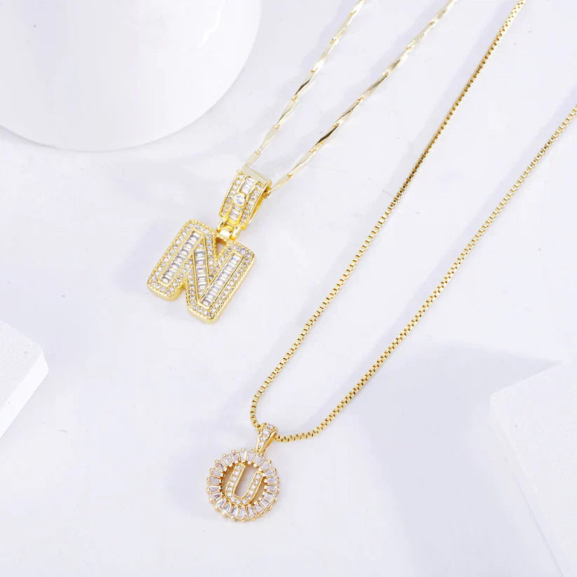 Set di collane con iniziali in moissanite