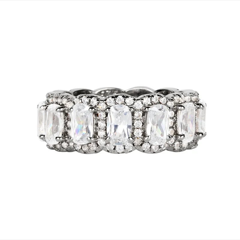 Leona – Anello di diamanti con tre file scintillanti.