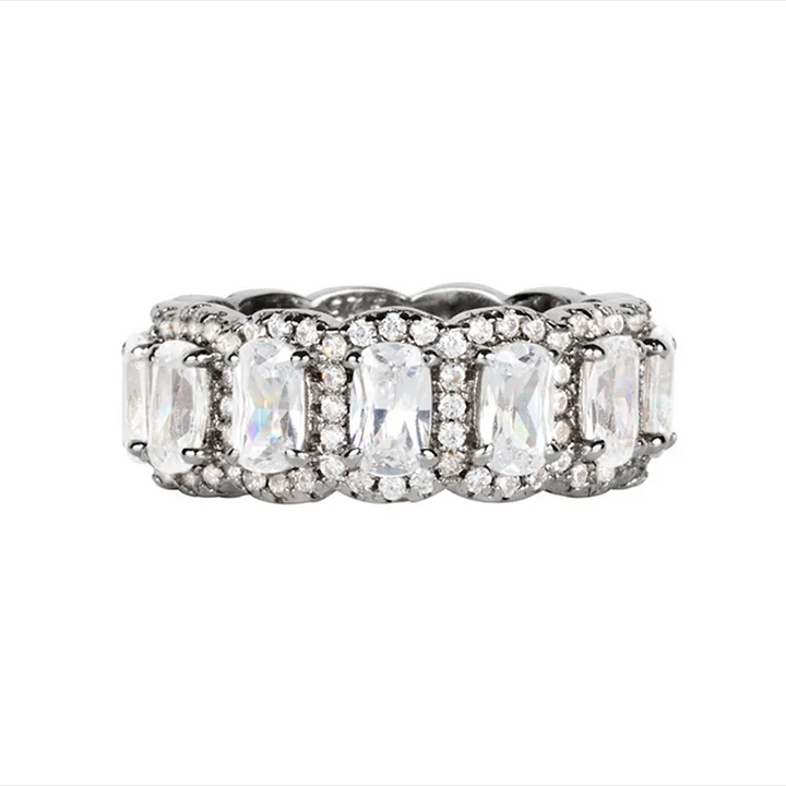 Leona – Anello di diamanti con tre file scintillanti.