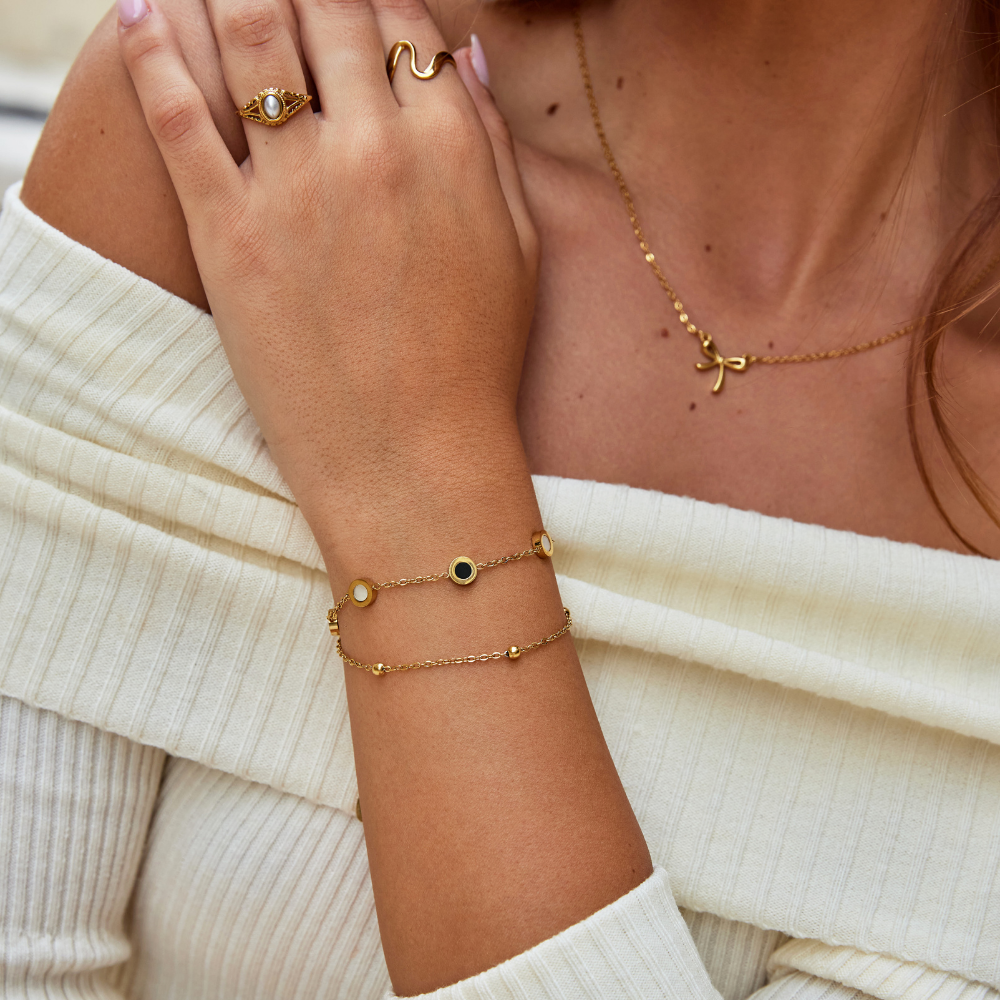 Carla – Bracciale delicato dorato con elementi rotondi a contrasto