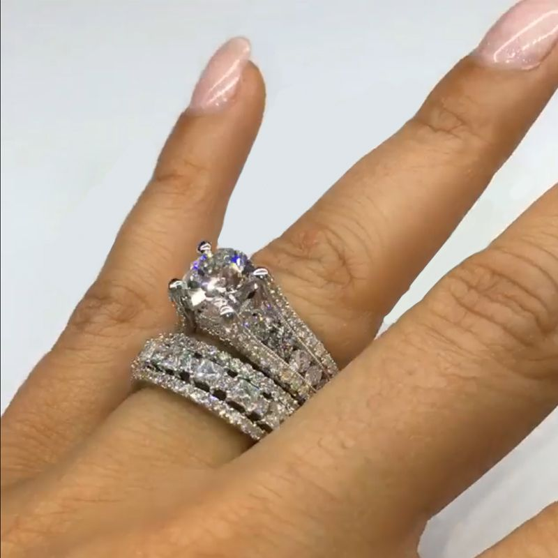 Ampio anello di diamanti con superficie scintillante.